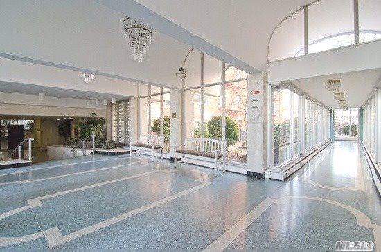 Foto del edificio - 54-44 Little Neck Pkwy