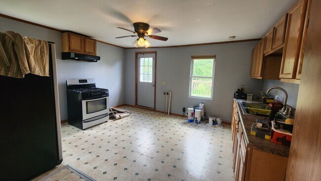 Foto del edificio - 3 bedroom 1 bath house on corner lot with ...