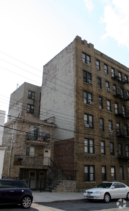 Primary Photo - 2816 Roebling Ave