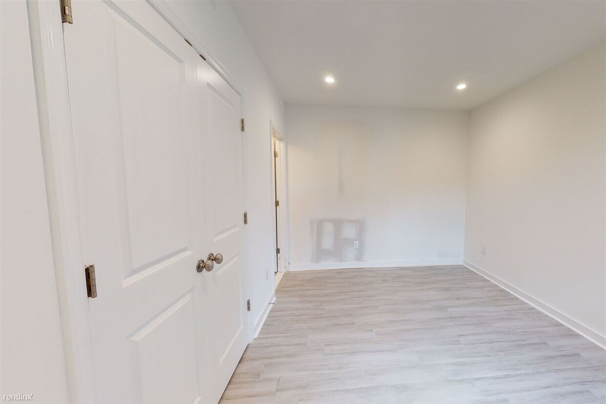 Primary Photo - 2 br, 2 bath 4plex - 1528 N Marshall St Un...