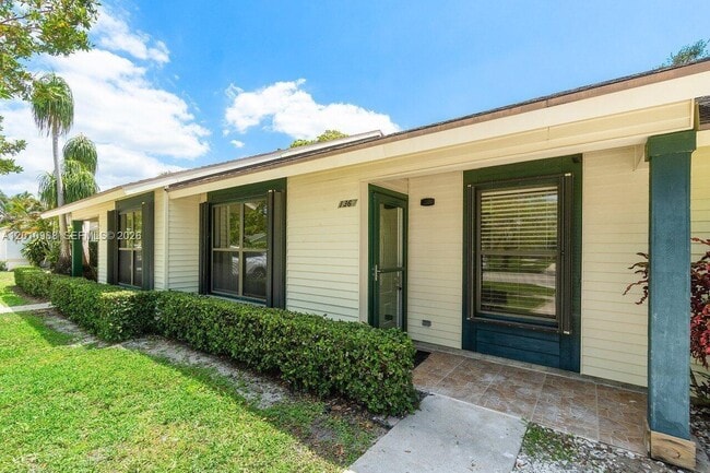 Building Photo - 1367 Riverside Cir