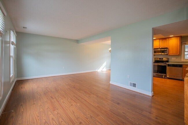 Building Photo - Amazing 5 BR/3 BA Single-Family Home in Se...