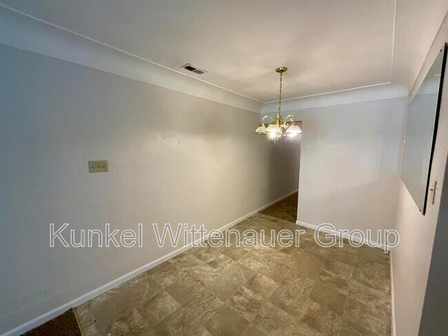 Foto del edificio - 1715 Menard Dr
