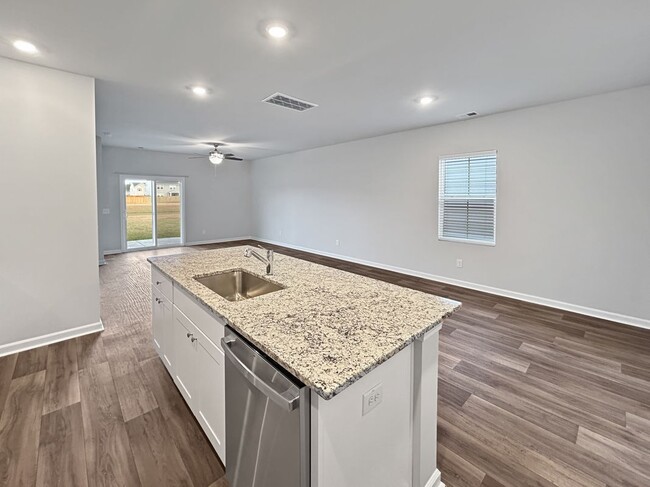 Building Photo - 367 Pine Crest View Dr