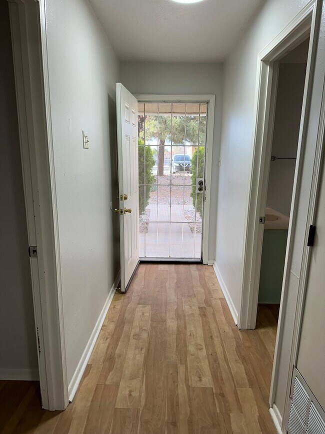 Foto del edificio - 4604 Zuni Rd SE