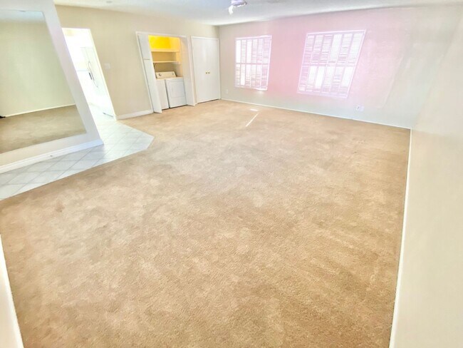 Foto del edificio - CUTE 4 BEDROOM/ 2.5 BATHROOMS SINGLE FAMIL...