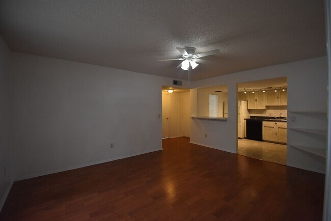 Building Photo - OCALA: 2 Bed/2 Bath, 2nd Floor Condo in Co...