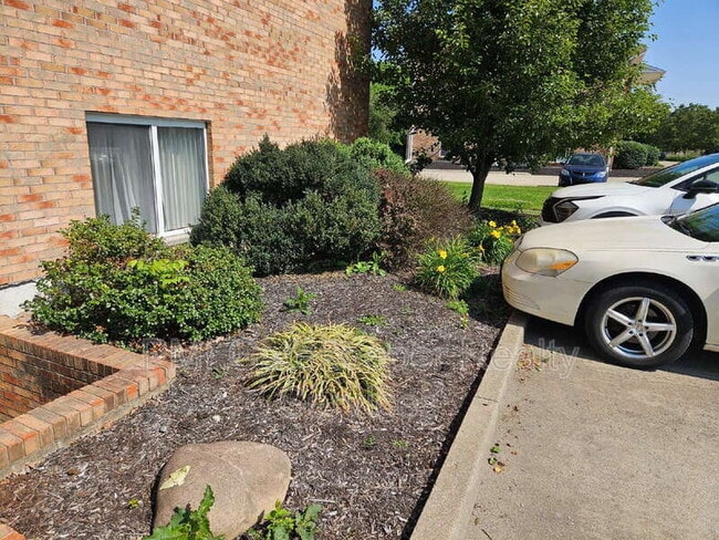 Building Photo - 5385 Camelot Dr