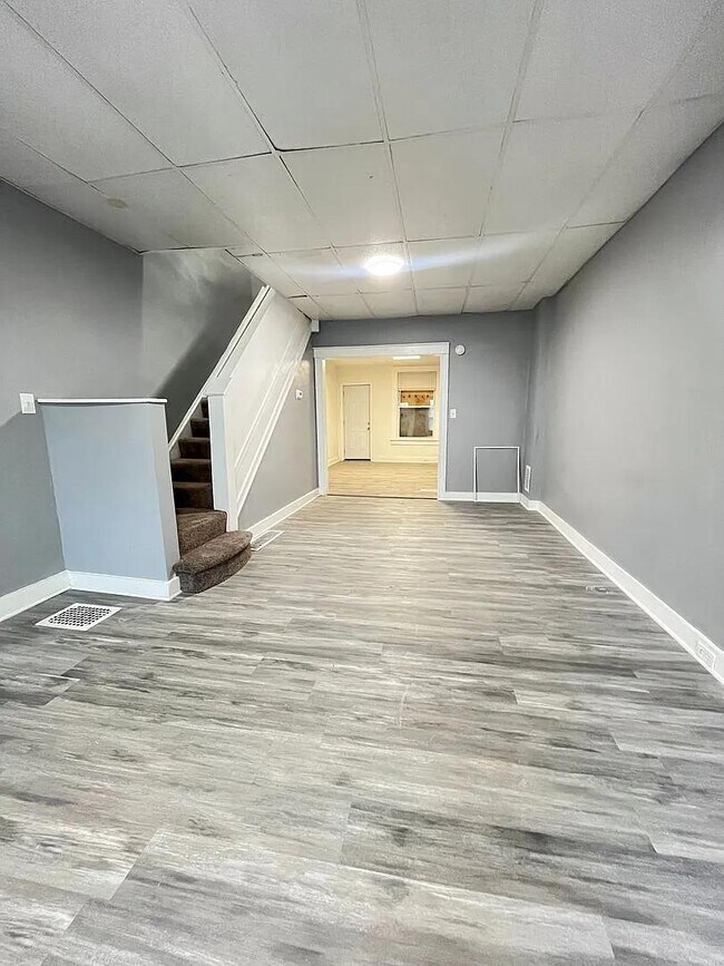 Building Photo - 639 N Kenwood Ave