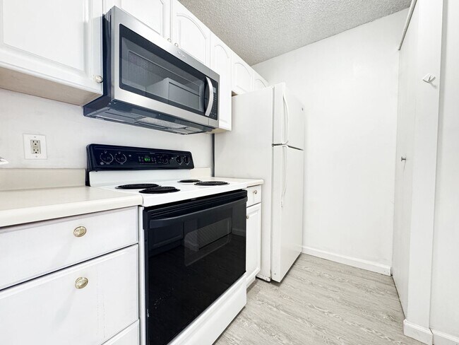 Building Photo - Pet Friendly, Furnished Waikiki Condo with Central A/C