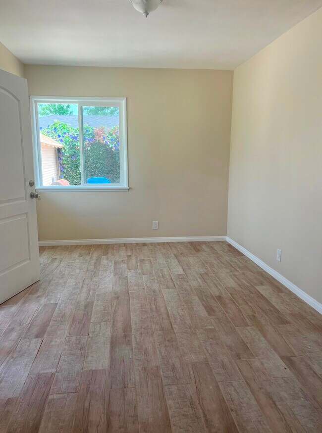 Living Room - 721 E 42nd St
