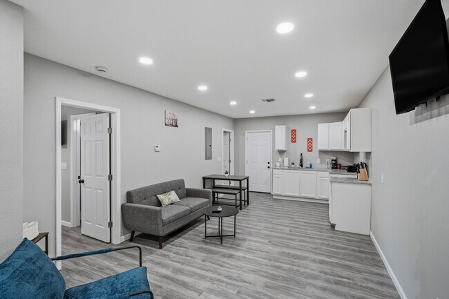 Building Photo - 2306 E Houston St