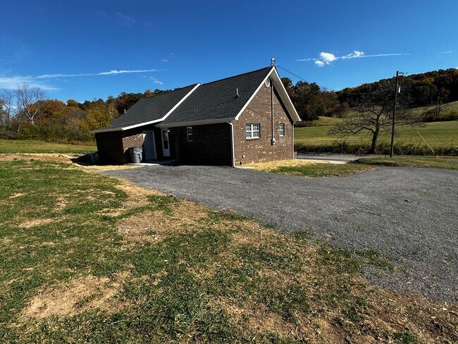 Building Photo - 2 bed/2bath freshly renovated home with bo...