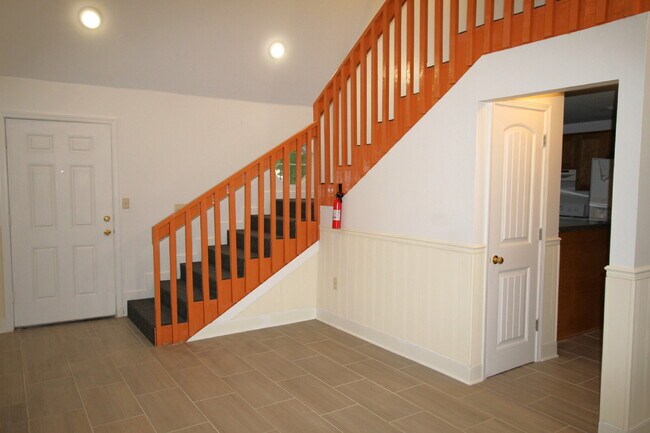 Foto del edificio - 2BR Home Near UWF, Davis Hwy & 9 Mile Rd –...