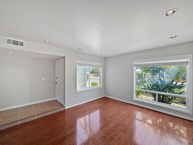 Building Photo - Spacious 3BD/2BA House in Allied Gardens W...