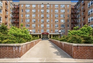 Building Photo - 4 Sadore Ln