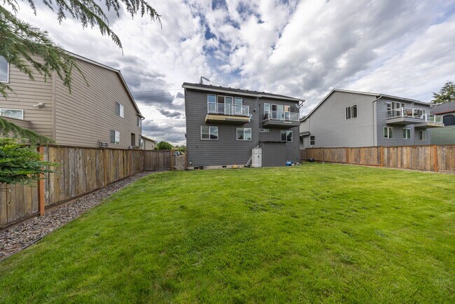 Building Photo - Three bedroom townhouse in Camas.  Built i...