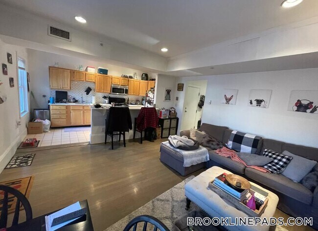 Foto del edificio - 1404 Beacon St