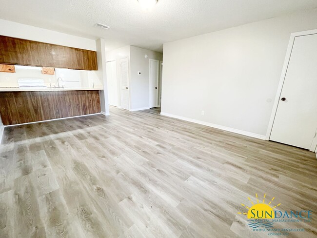 Foto del edificio - Charming 2-Bedroom Ground-Floor Unit in Fo...