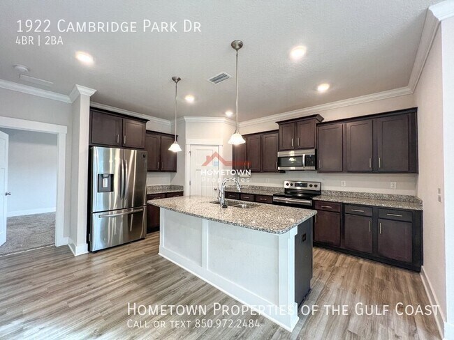 Foto del edificio - Spacious 4-Bedroom Home with Luxury Finish...