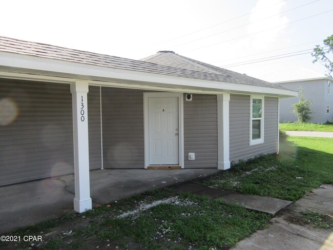 Foto del edificio - 1300 Grace Ave