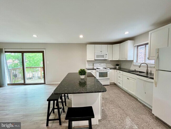 Foto del edificio - 702 Meadow Woods Ln