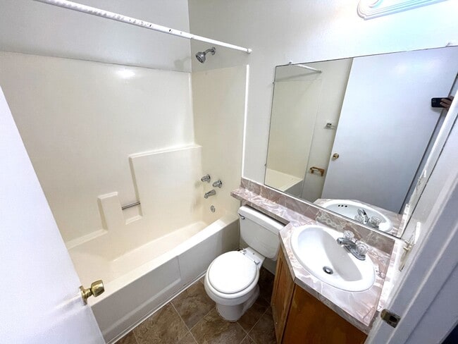 Building Photo - 2 bedrooms, 2 baths, 2 parking spaces! Cen...