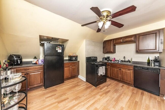 Building Photo - 3 bedroom in Chicago IL 60657