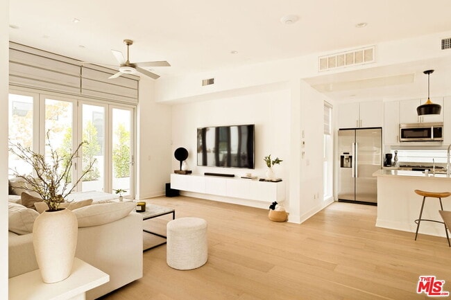 Building Photo - 859 Hyperion Ave