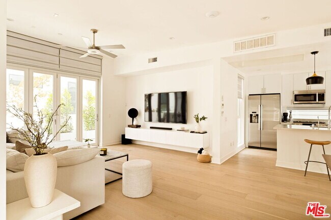 Foto del edificio - 859 Hyperion Ave