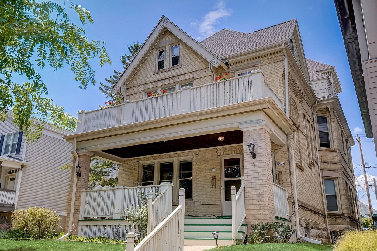 1639 N Astor St, Milwaukee, WI 53202 Room for Rent in Milwaukee, WI