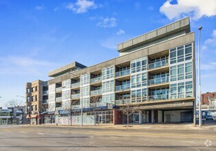 Building Photo - 1610 W Fullerton Ave