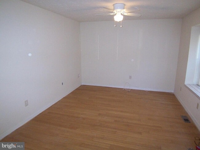 Building Photo - 140 Farm Rd