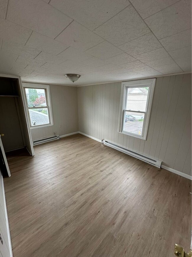 Building Photo - 109 Welles St