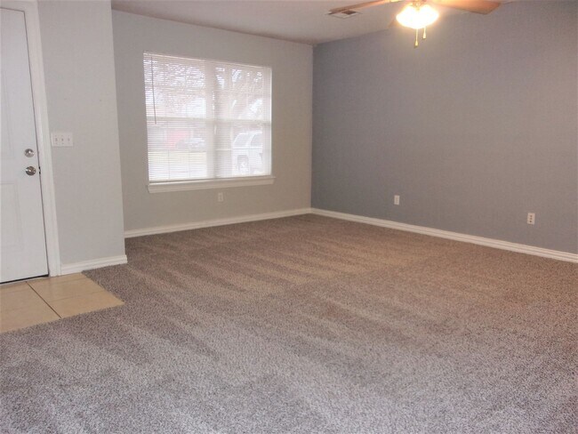 Building Photo - 3 BED 2 BATH 2 CAR GARAGE COLLEGE PARK-OKC