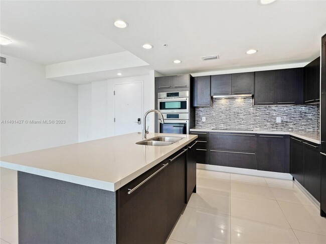 Foto del edificio - 7875 NW 107th Ave