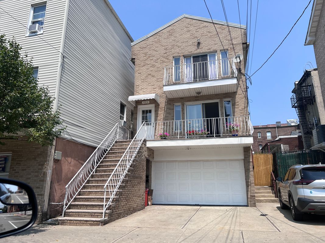 Building Photo - 406 5th St