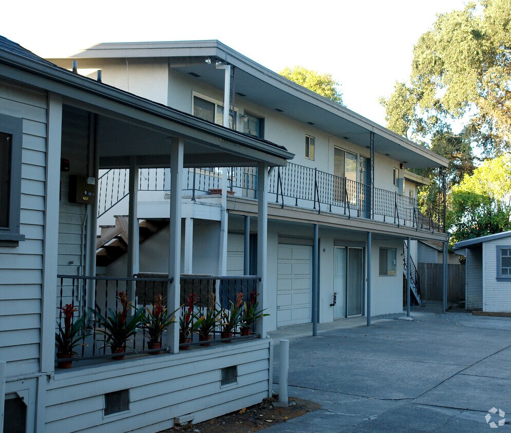 Primary Photo - 521 Davis St