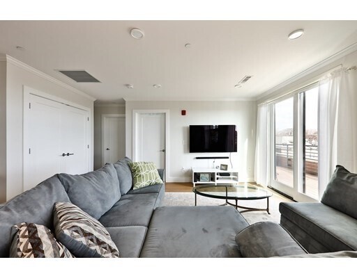 Building Photo - 250 Meridian St