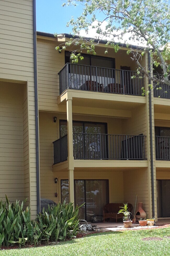 Foto del edificio - 441 N Harbor City Blvd