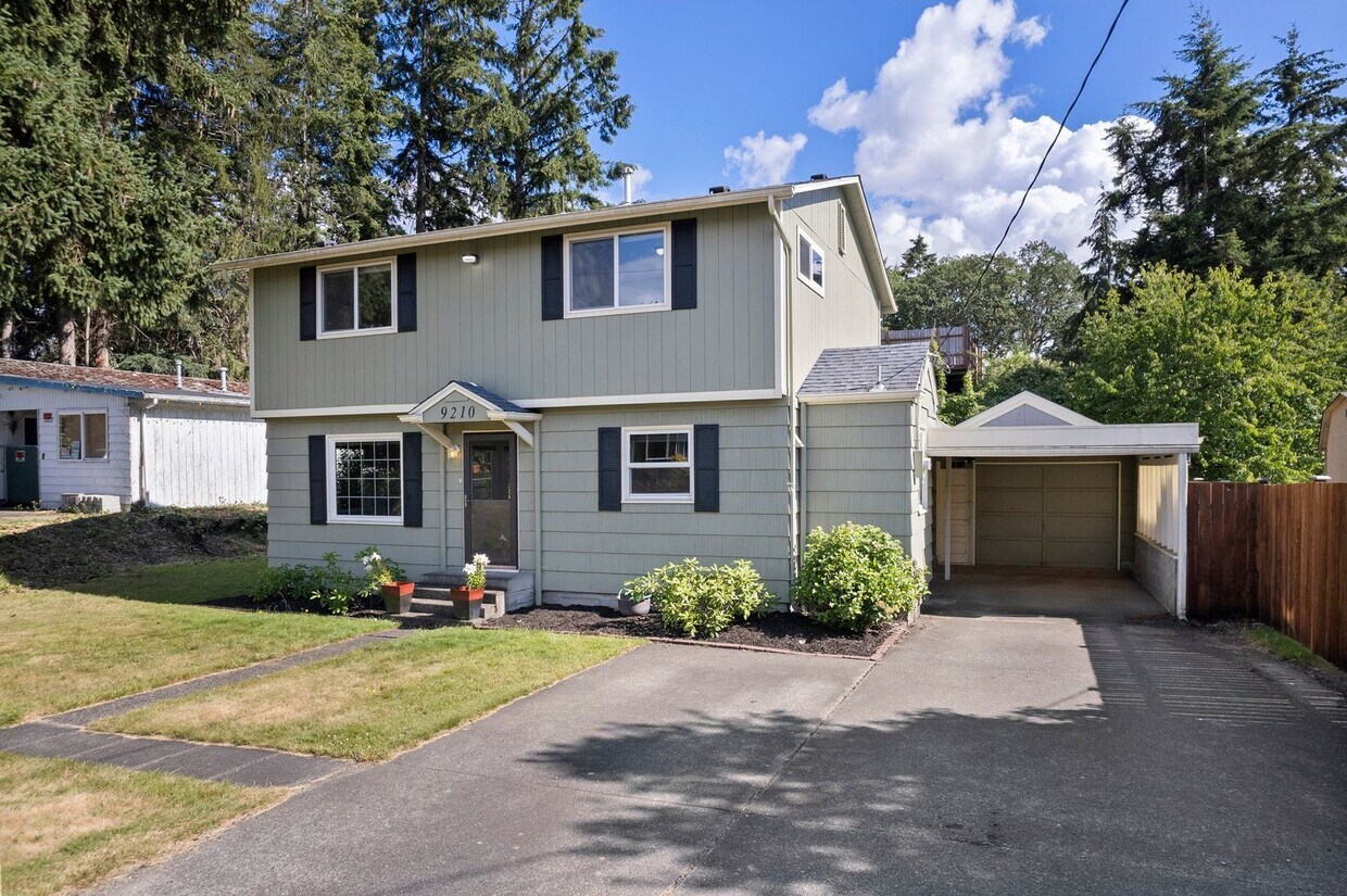 Foto principal - Remodeled 3-Bedroom Home Near American Lake!