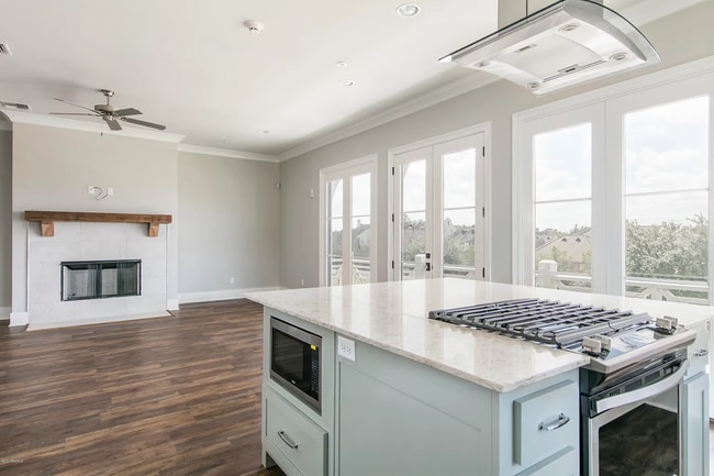 Building Photo - 1007 Camellia Blvd