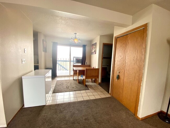 Building Photo - For Rent: Charming 3-Level Townhome in Qui...