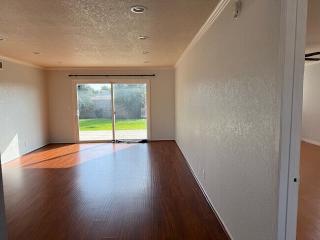 Foto del edificio - Large Corner lot with Lots of Curb Appeal