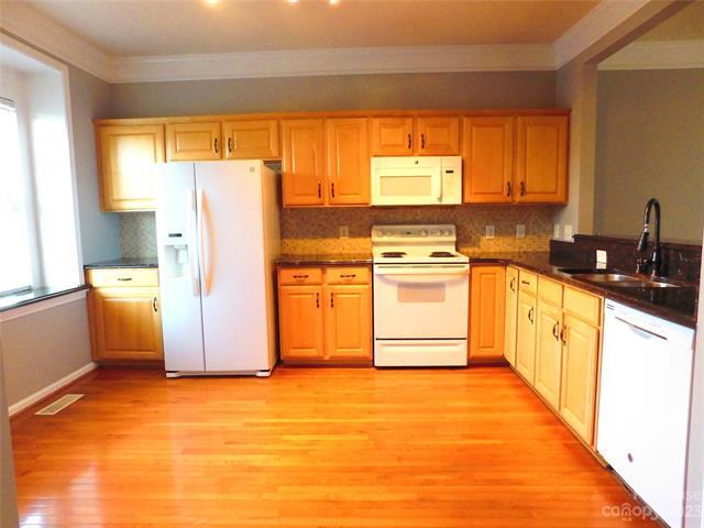 Building Photo - 14914 Ballantyne Village Way