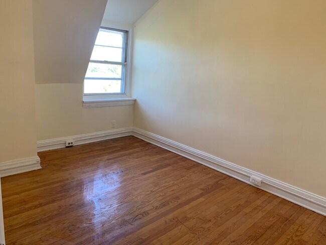 Building Photo - 1208 W 10th St