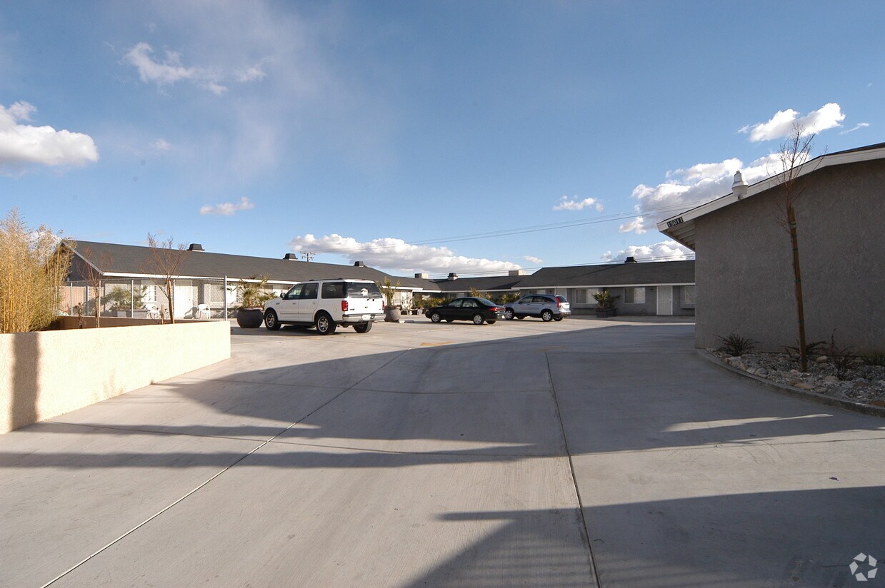 Otro - 15011 Bear Valley Rd