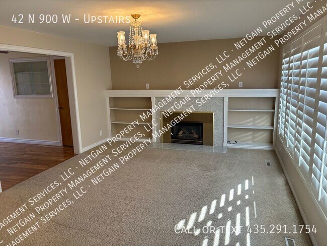 Building Photo - Pet Friendly 3 Bed 1 Bath Upstairs Apartment