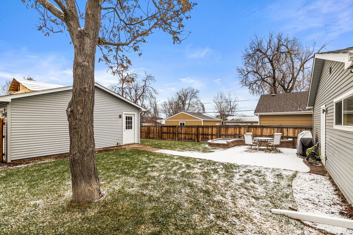 Stunning remodeled home with fully fenced backyard and central AC! - Stunning remodeled home with fully fenced ...