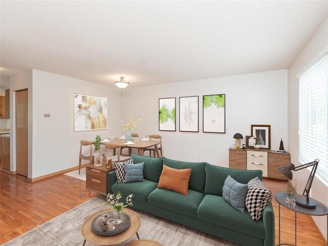Building Photo - Staring Lake Village Townhome in Eden Prairie